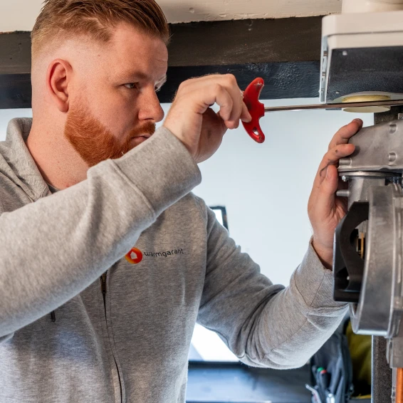 Installateur sleutelt aan cv-ketel
