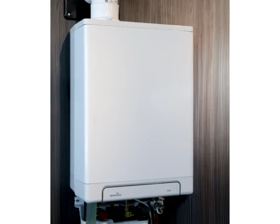 Witte Intergas HRecp cv-ketel hangt aan de muur