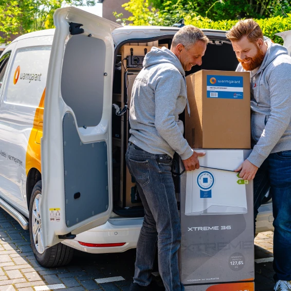 Op de foto staan twee installateurs die een Intergas Xtreme 36 uitladen.