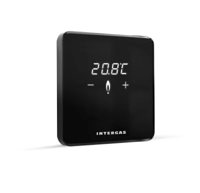 Warmtepomp unit tegen buitenkant van huis