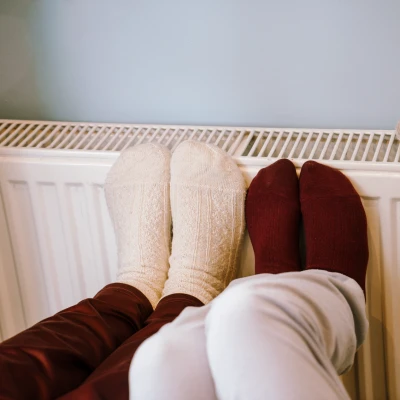 Twee paar voeten met sokken tegen de verwarming