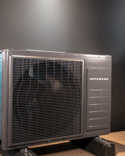 Op de foto zie je de Cool Grey van links. De warmtepomp wordt mooi belicht van boven.
